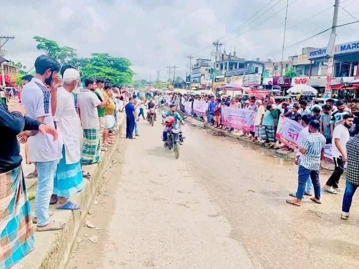 Human chain protesting against publication of false and defamatory news against UNO