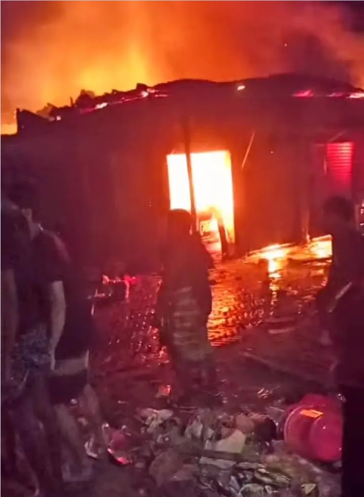 17 shops gutted in massive fire in Boalmari, Faridpur