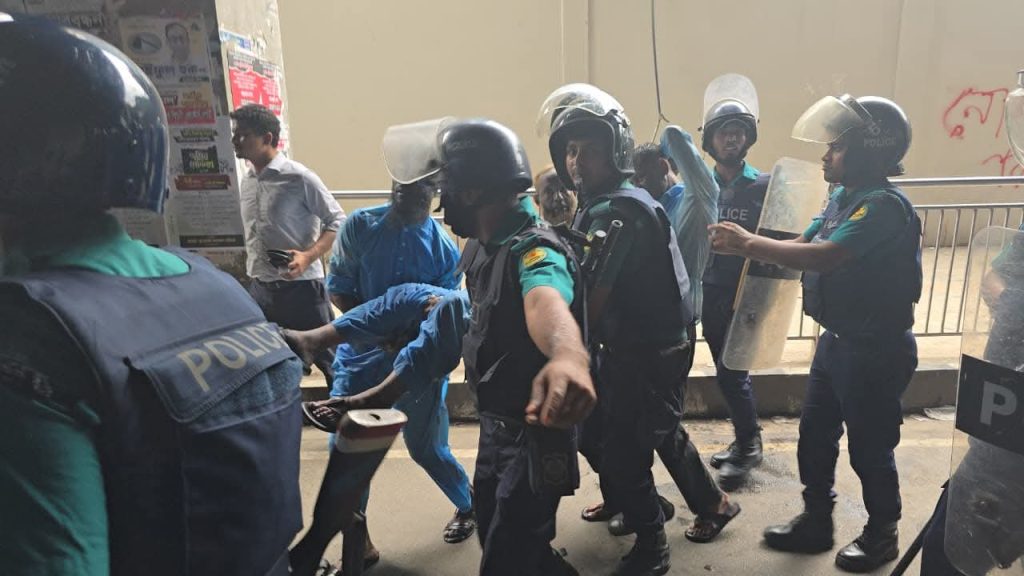 Police fire water cannons and sound grenades at independent Ebtedayee madrasa teachers trying to enter secretariat