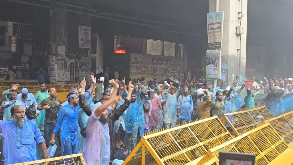 Police fire water cannons and sound grenades at independent Ebtedayee madrasa teachers trying to enter secretariat