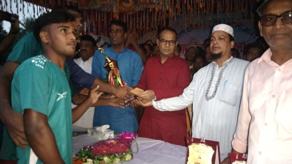 The final match of the Futsal Prize Money Football Tournament 2025 organized by Adatola Mouchak Sangha was held in Bholahat.