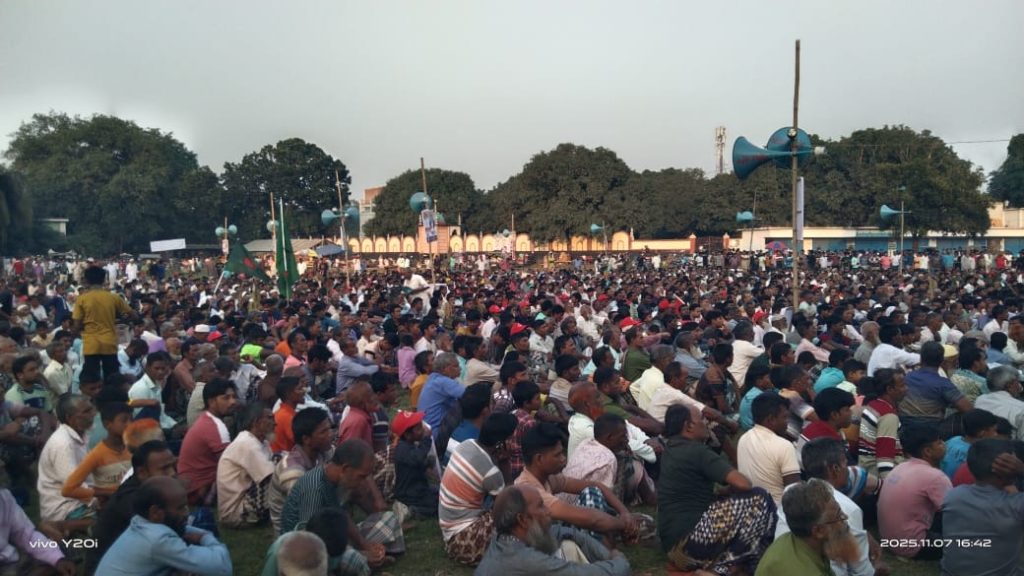 A huge rally was held in Bholahat on November 7 demanding national revolution, solidarity and saving the Padma.