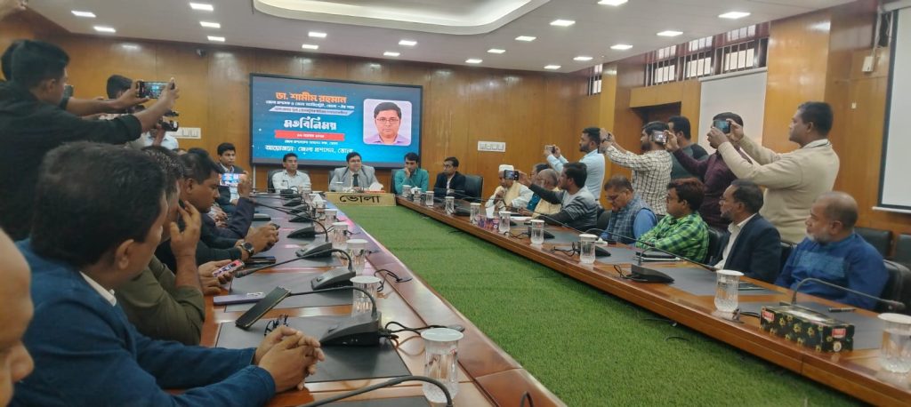 Journalists hold lively exchange of views with new Deputy Commissioner in Bhola