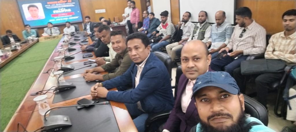 Journalists hold lively exchange of views with new Deputy Commissioner in Bhola