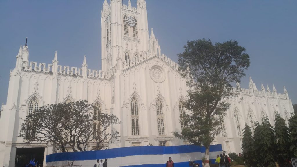 During the Christmas holidays, the crowds at various churches and tourist attractions are impressive.