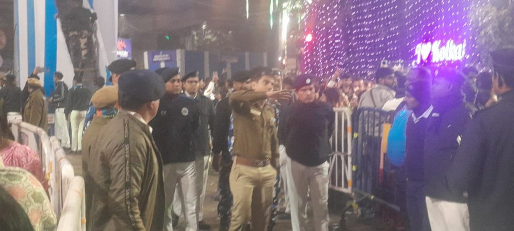 The influx of people to various churches and tourist attractions during the Christmas holiday is noticeable.