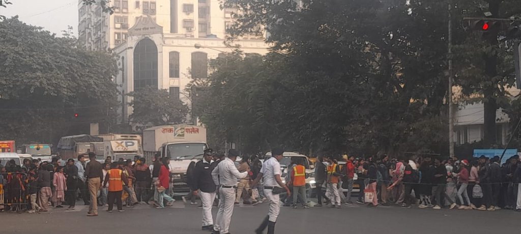 The influx of people to various churches and tourist attractions during the Christmas holiday is noticeable.