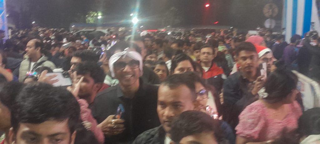 The influx of people to various churches and tourist attractions during the Christmas holiday is noticeable.