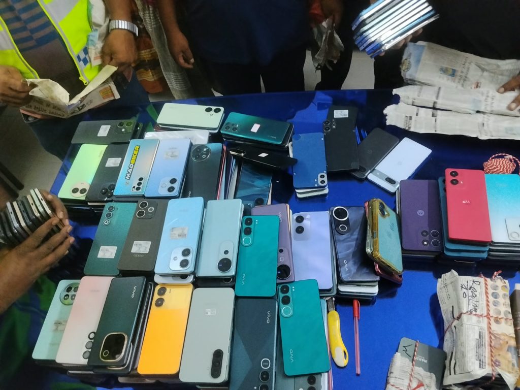 1 woman arrested with 310 stolen Indian mobile phones in Bholahat