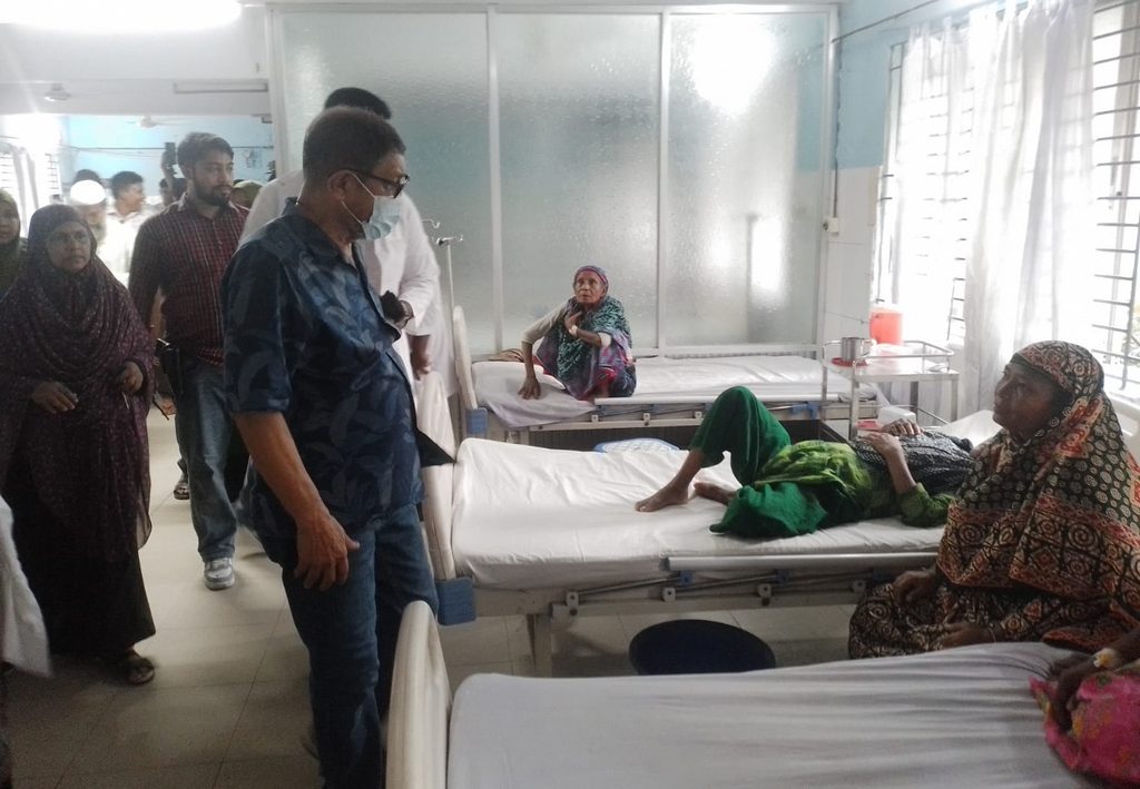 Health Minister suddenly arrives in Kalai, visits wards, inquires about services