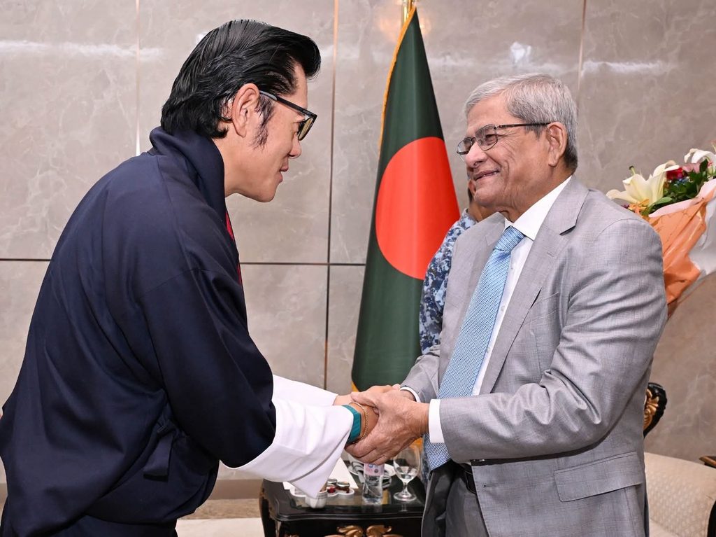 The King of Bhutan received a courtesy call from the President of Bangladesh at Dhaka Airport.